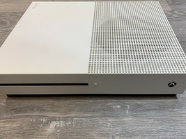 Xbox One s- 500GB White Microsoft 1681 w/ remote