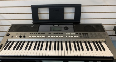 Yamaha psr-e443 Keyboard w/ Stand 