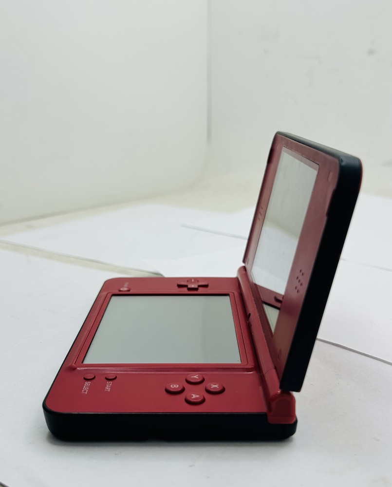 Nintendo DSi - Red