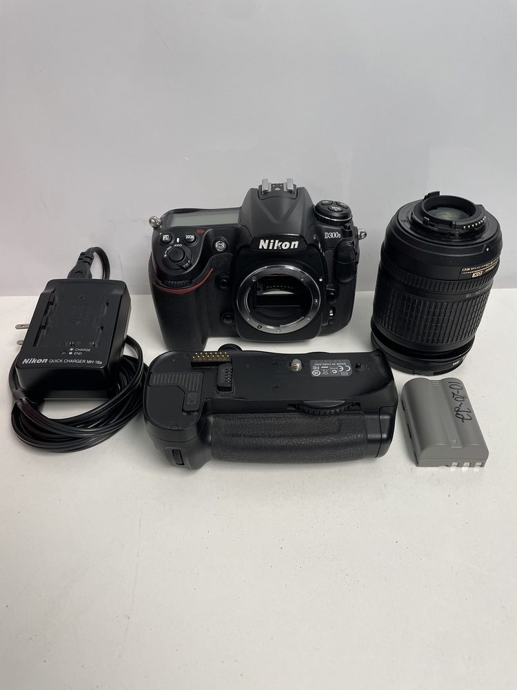 Nikon D300s 12.3MP Digital Camera, AF-s Nikkor 18-135mm lens with Batt & Charger