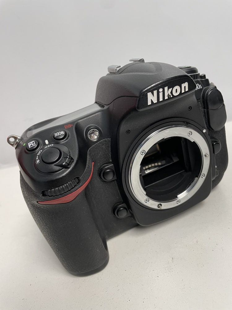 Nikon D300s 12.3MP Digital Camera, AF-s Nikkor 18-135mm lens with Batt & Charger