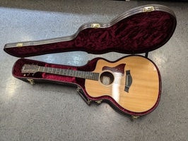 Taylor 214ce DLX in Taylor hard case 