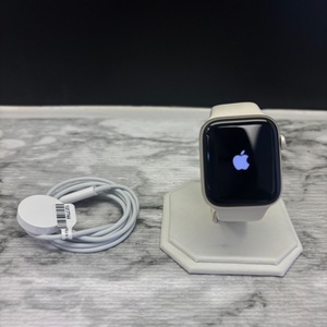 Apple Watch SE (2nd generation) 44mm With Charger a2723