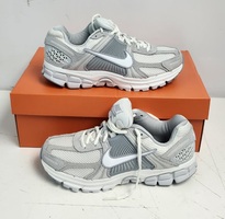 Nike Zoom Vomero 5 Photon Dust Light Bone HQ0458-001 Men’s Size 8.5
